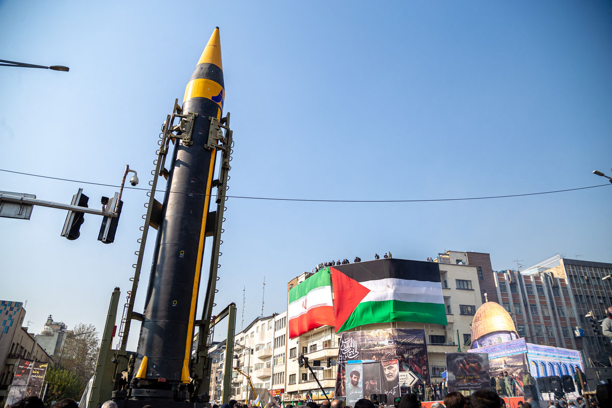 Το Ιράν εξοπλίζεται με βαλλιστικούς πυραύλους Khorramshahr 4 με βεληνεκές 2.000 χλμ