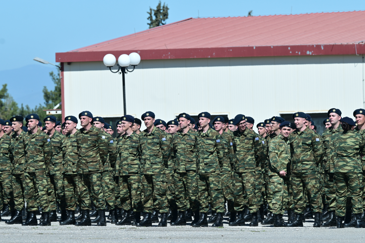 Στρατιωτική Θητεία: Τι αλλάζει σε εκπαίδευση, «μισθό» και συσσίτιο