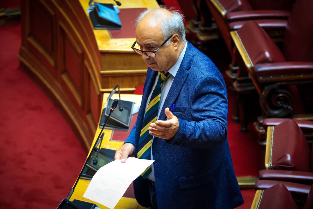 Η διαγραφή Παρασκευαΐδη από το ΠΑΣΟΚ αλλάζει τις ισορροπίες στη Βουλή