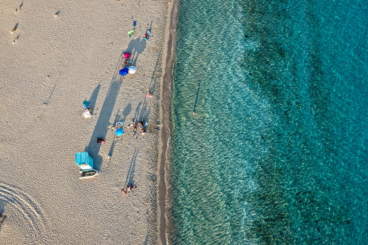 Λακωνία: Ο «τιμοκατάλογος» για ομπρέλες σε Ελαφόνησο, Μονεμβασιά και Μάνη
