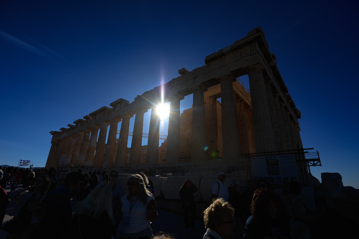 Eurobank Research: Ιστορικό ρεκόρ για τον ελληνικό τουρισμό το 2025 – Πώς αλλάζει η εποχικότητα και η κατανομή των εσόδων