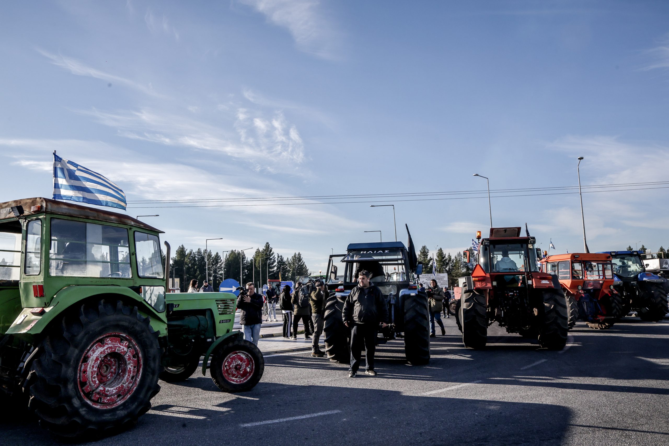Ξανά στους δρόμους οι αγρότες – Κατεβαίνουν στην Αθήνα με τρακτέρ και λεωφορεία στις 13 ή 14 Φεβρουαρίου