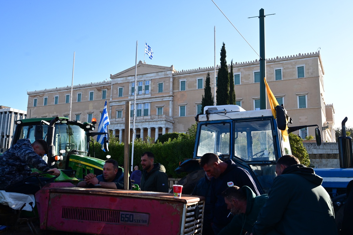 Αγρότες: Αποχωρούν τα τρακτέρ από το Σύνταγμα – Προειδοποιήσεις για νέα μπλόκα