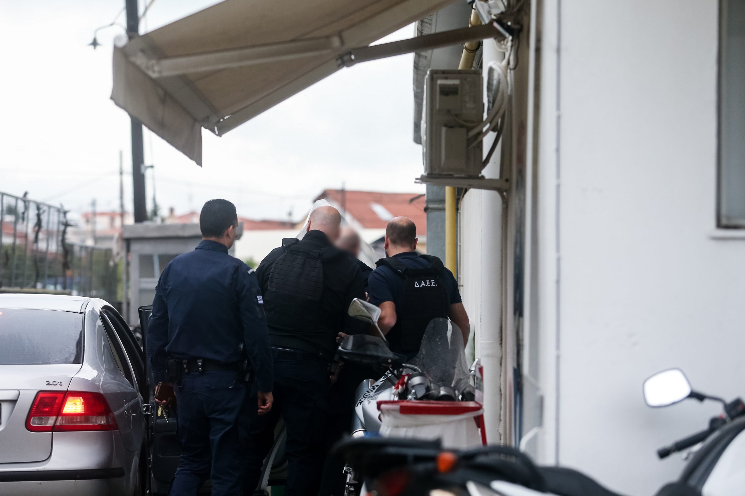 Βιολάντα: Πώς ο προφυλακισμένος ιδιοκτήτης εμπλέκει τον Παπαστεργίου – Τι απαντά ο υπουργός