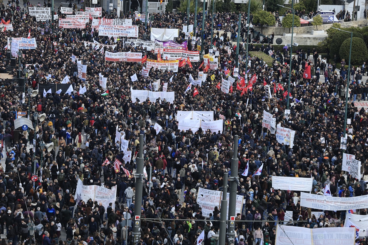 Σε εξέλιξη η μεγάλη συγκέντρωση στο Σύνταγμα για τα τρία χρόνια από την τραγωδία των Τεμπών