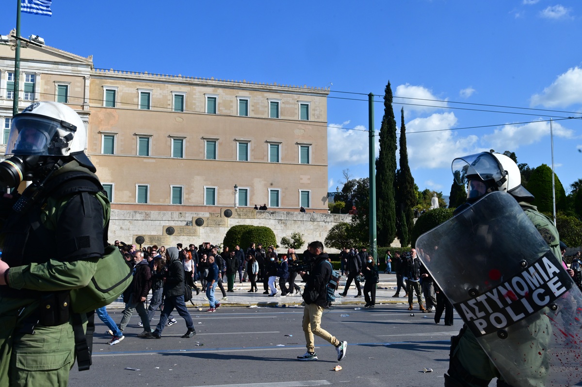 Επεισόδια και χημικά στο Σύνταγμα μετά το μεγαλειώδες συλλαλητήριο για τα Τέμπη (video)