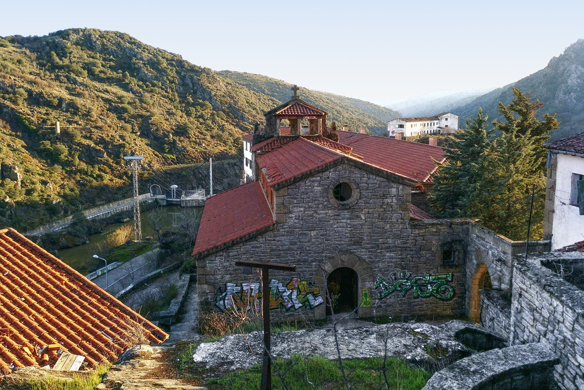 Πώς ένα ζευγάρι από τις ΗΠΑ αγόρασε ένα ολόκληρο χωριό στην Ισπανία