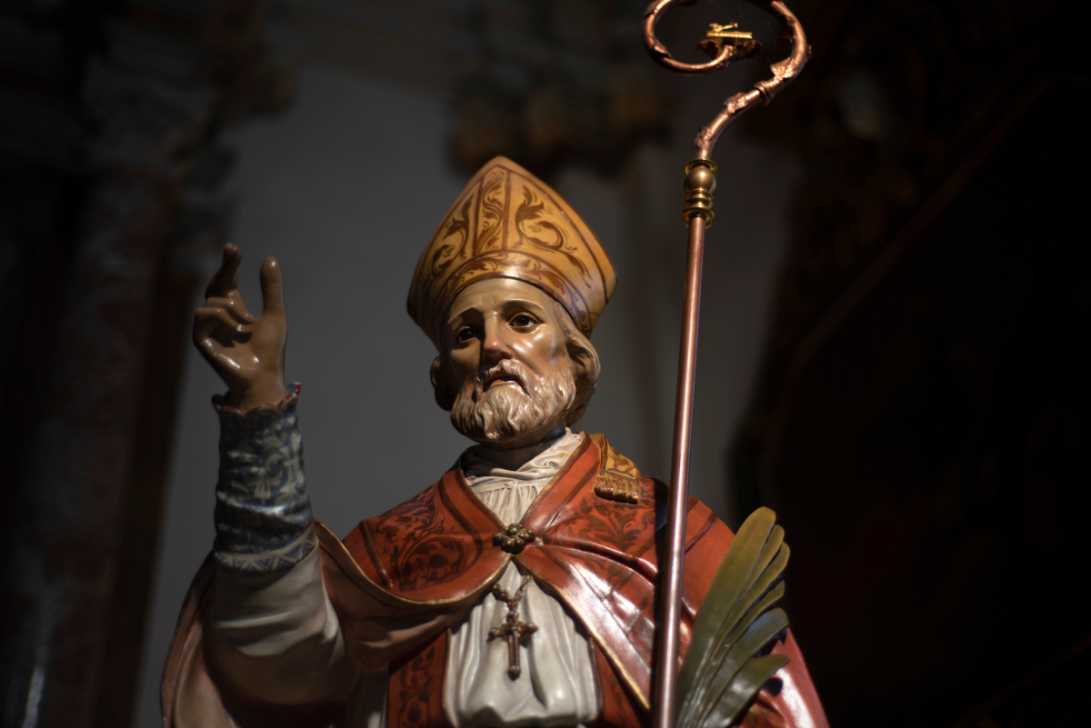 Ποιος ήταν ο Άγιος Βαλεντίνος: Η ιστορία πίσω από τη γιορτή των ερωτευμένων και τα έθιμα ανά τον κόσμο