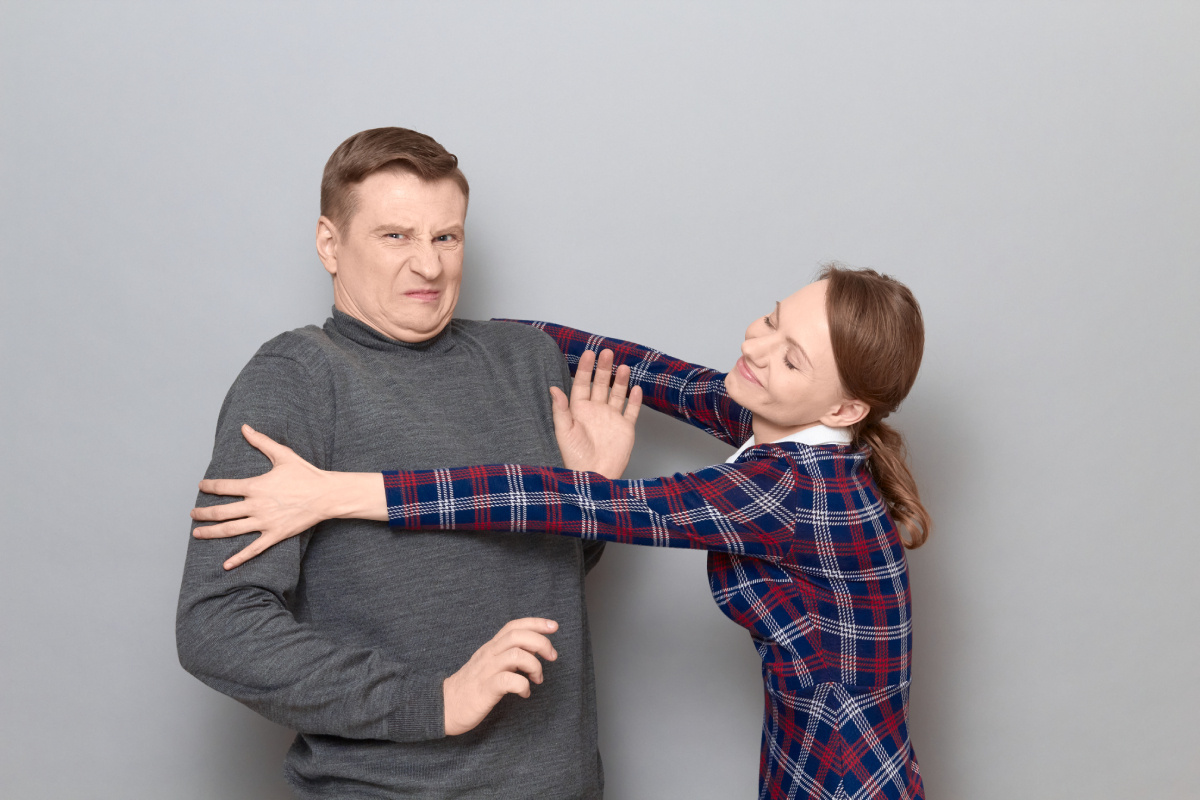 Δεν θέλει αγκαλιές; Τι αποκαλύπτει η Ψυχολογία για όσους αποφεύγουν τη σωματική επαφή