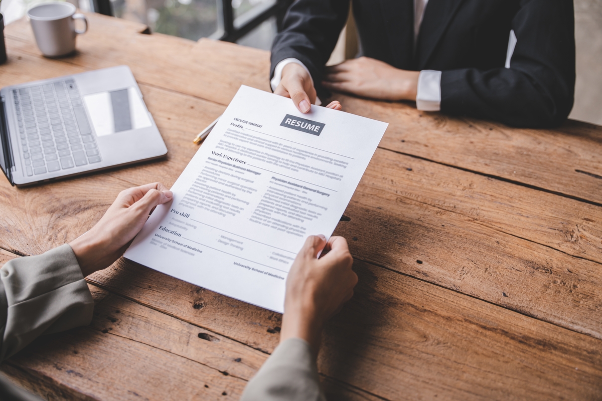 «Botox» βιογραφικού: Γιατί οι 40άρηδες αναγκάζονται να σβήνουν χρόνια για να βρουν δουλειά