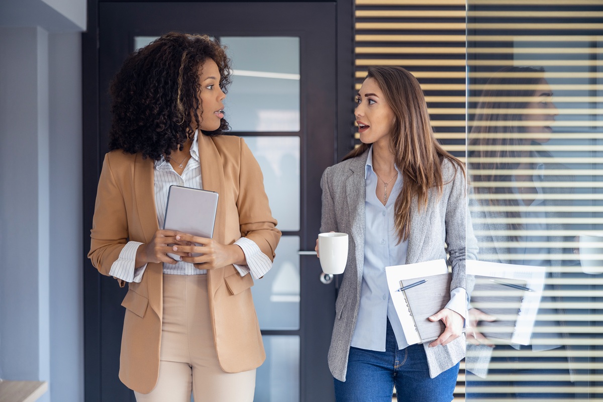 Γιατί μιλάμε πάντα για τον καιρό με ανθρώπους που δεν γνωρίζουμε; Η ψυχολογία έχει την απάντηση