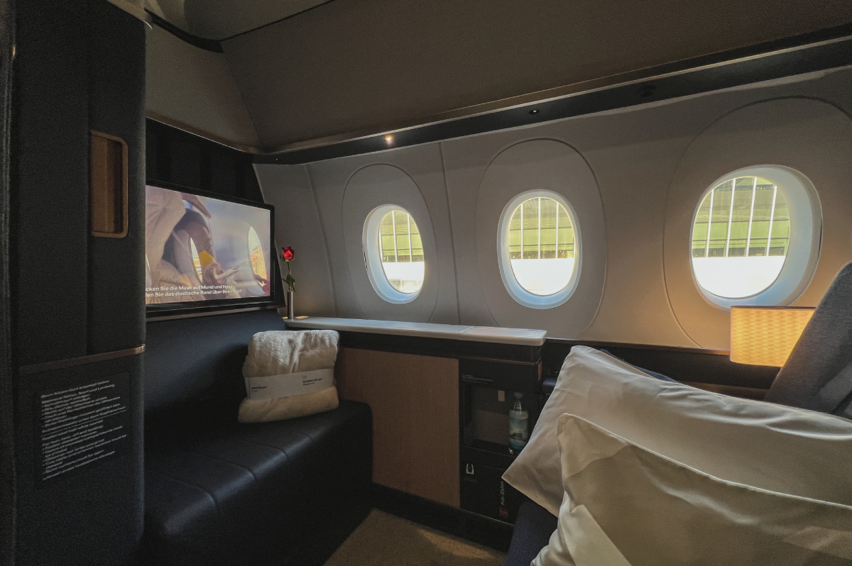 14.000 δολάρια για μία πτήση: Influencer πέταξε σε σουίτα πρώτης θέσης της Singapore Airlines και δίχασε το διαδίκτυο