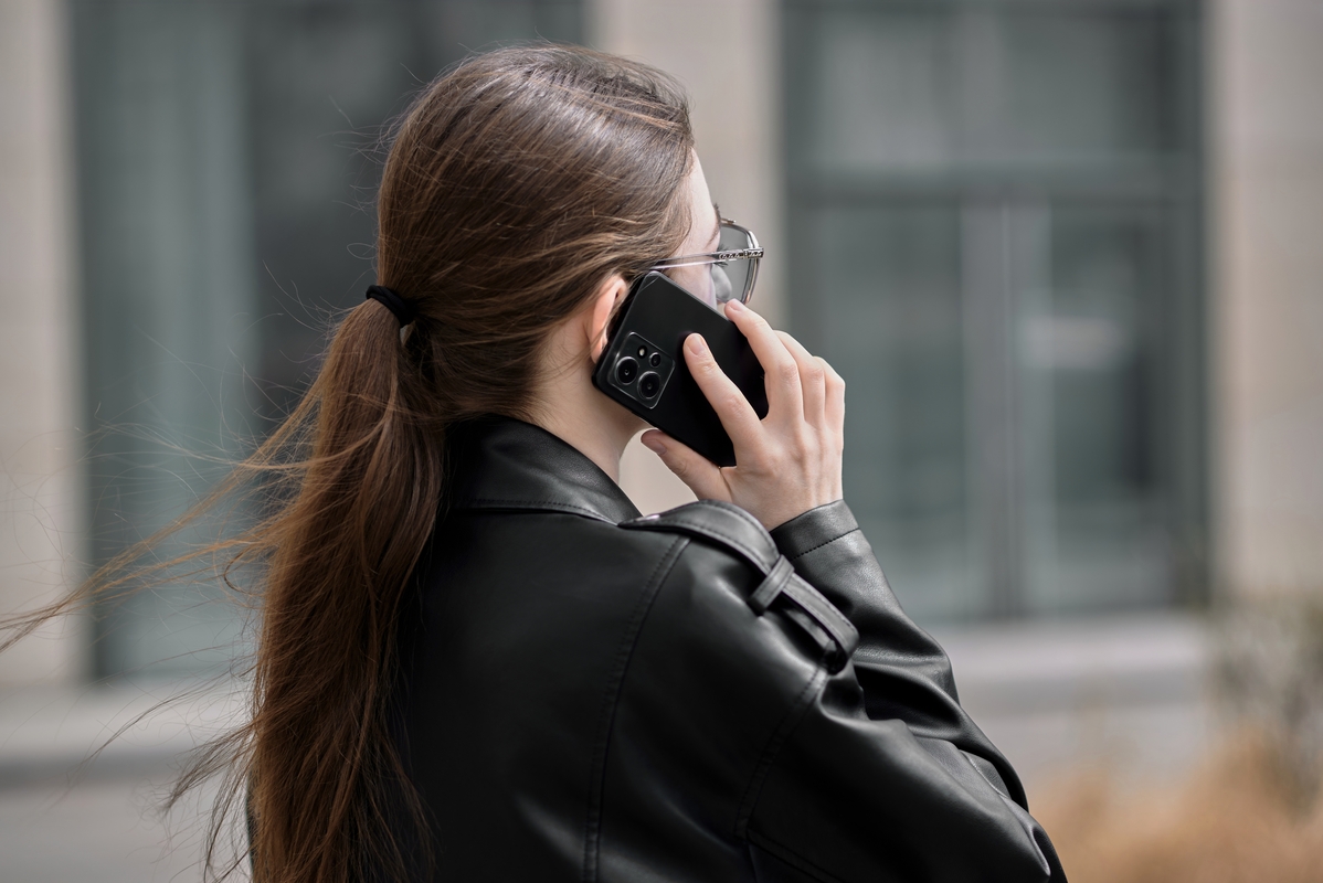 Λιγότερα μηνύματα, περισσότερες κλήσεις: Το αντίδοτο στην ψηφιακή απομόνωση;