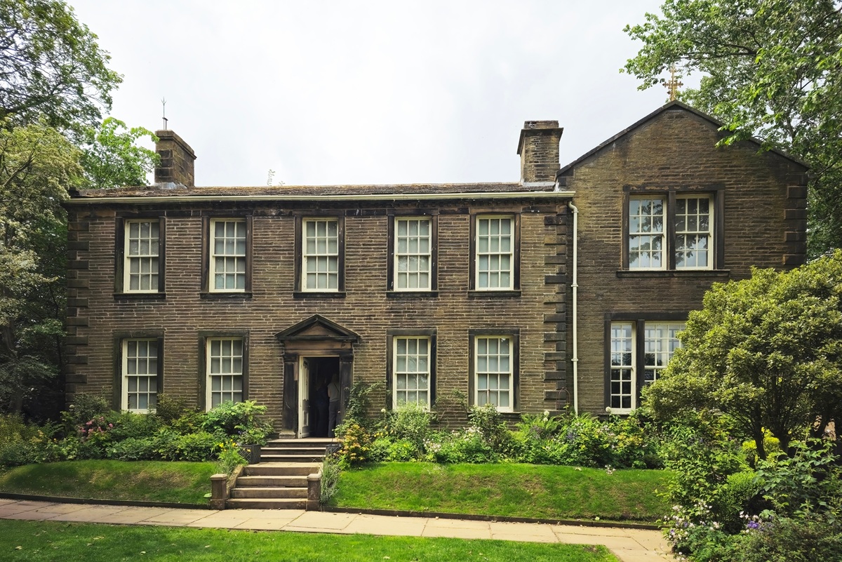 Τα «Ανεμοδαρμένα Ύψη» αναβιώνουν τη φρενίτιδα για τις αδερφές Μπροντέ