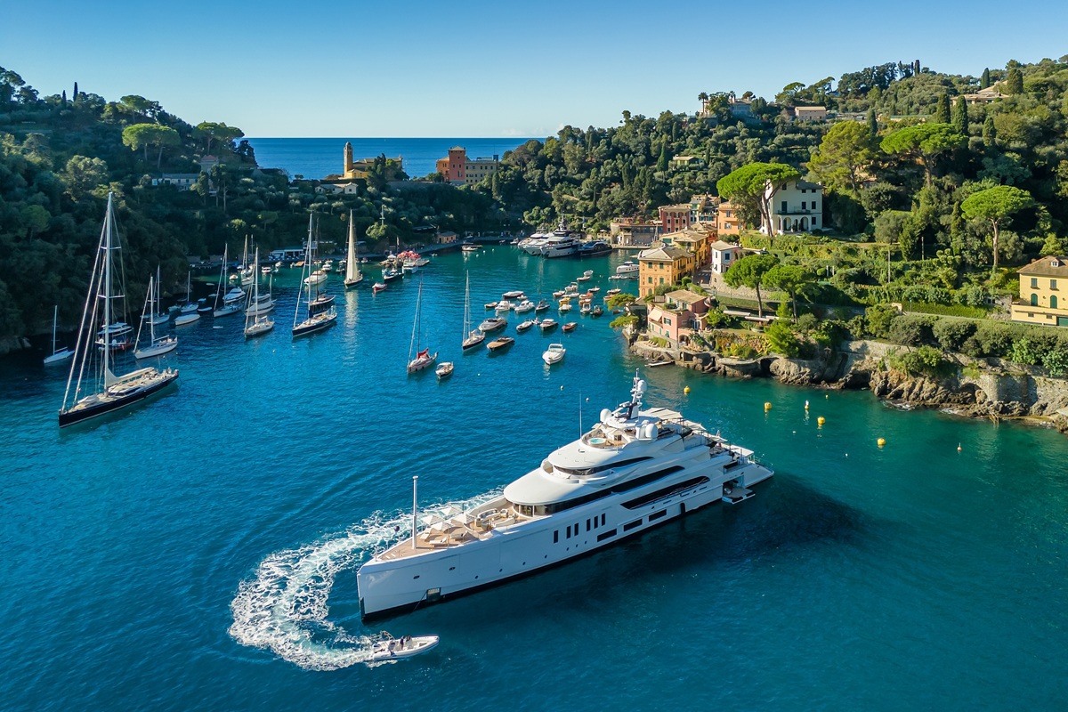 Dolce & Gabbana… στη θάλασσα: Δείτε το superyacht του Stefano Gabbana με λεοπάρ θρόνους και μπλε μετάξι