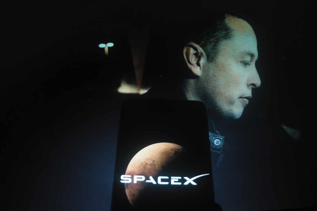 Έλον Μασκ και διαστημικά σκουπίδια: Μολύνει η SpaceX την ατμόσφαιρα;