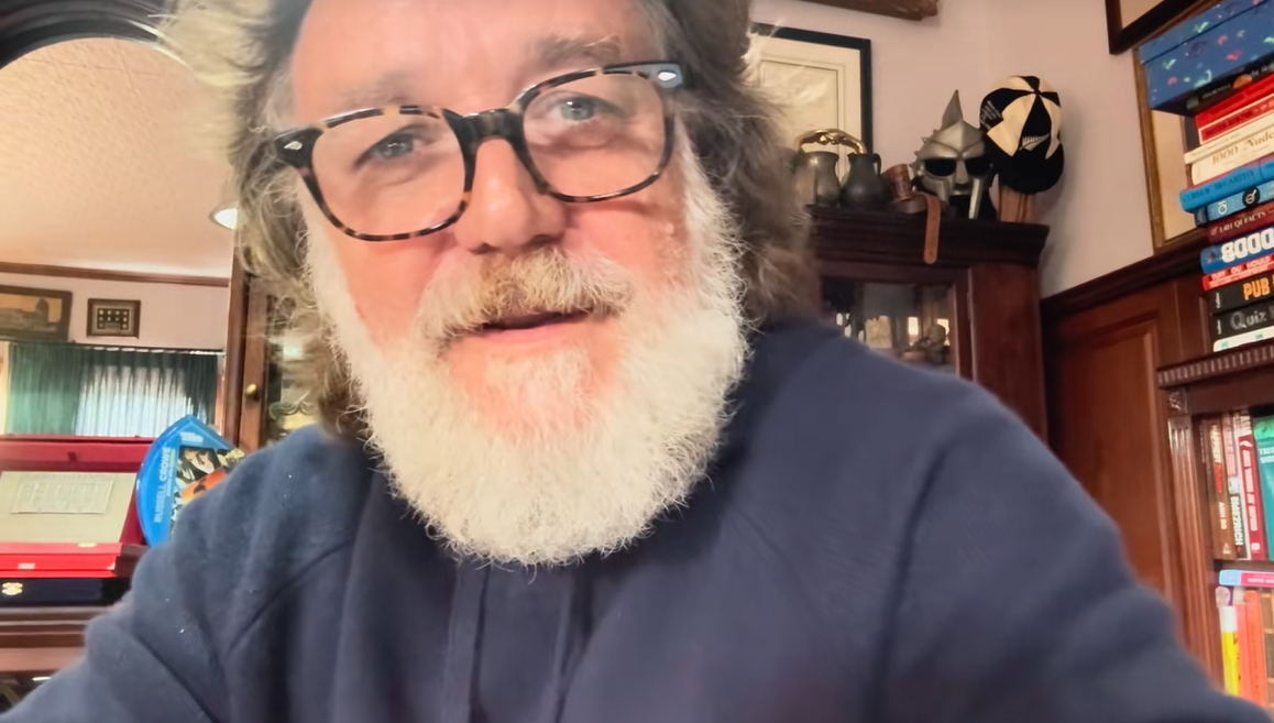 Ο Ράσελ Κρόου έχει λογαριασμό στο TikTok και μιλάει για ρολόγια