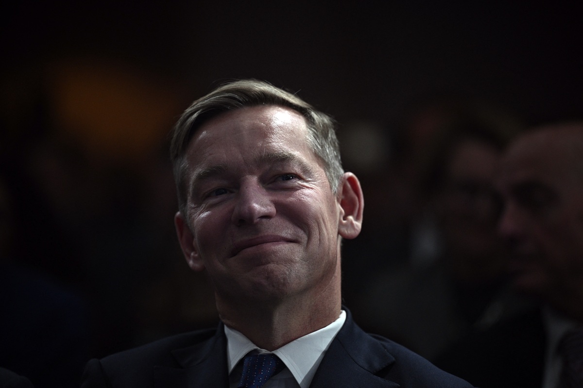 Μια μπουκιά, χίλια σχόλια: Ο CEO των McDonald’s δοκίμασε το νέο burger και το Internet τον «έκαψε»