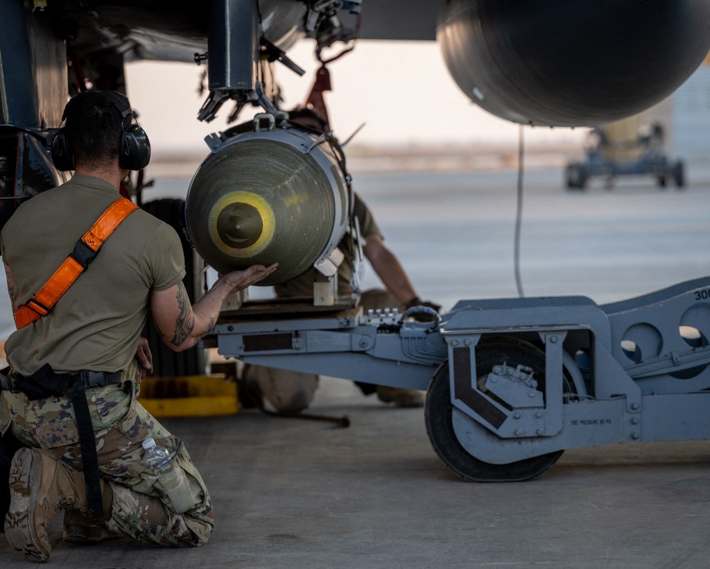Αμερικανικό πλήγμα στο Ιράν με βόμβες 2,5 τόνων – Τι είναι οι «διατρητικές» GBU-72