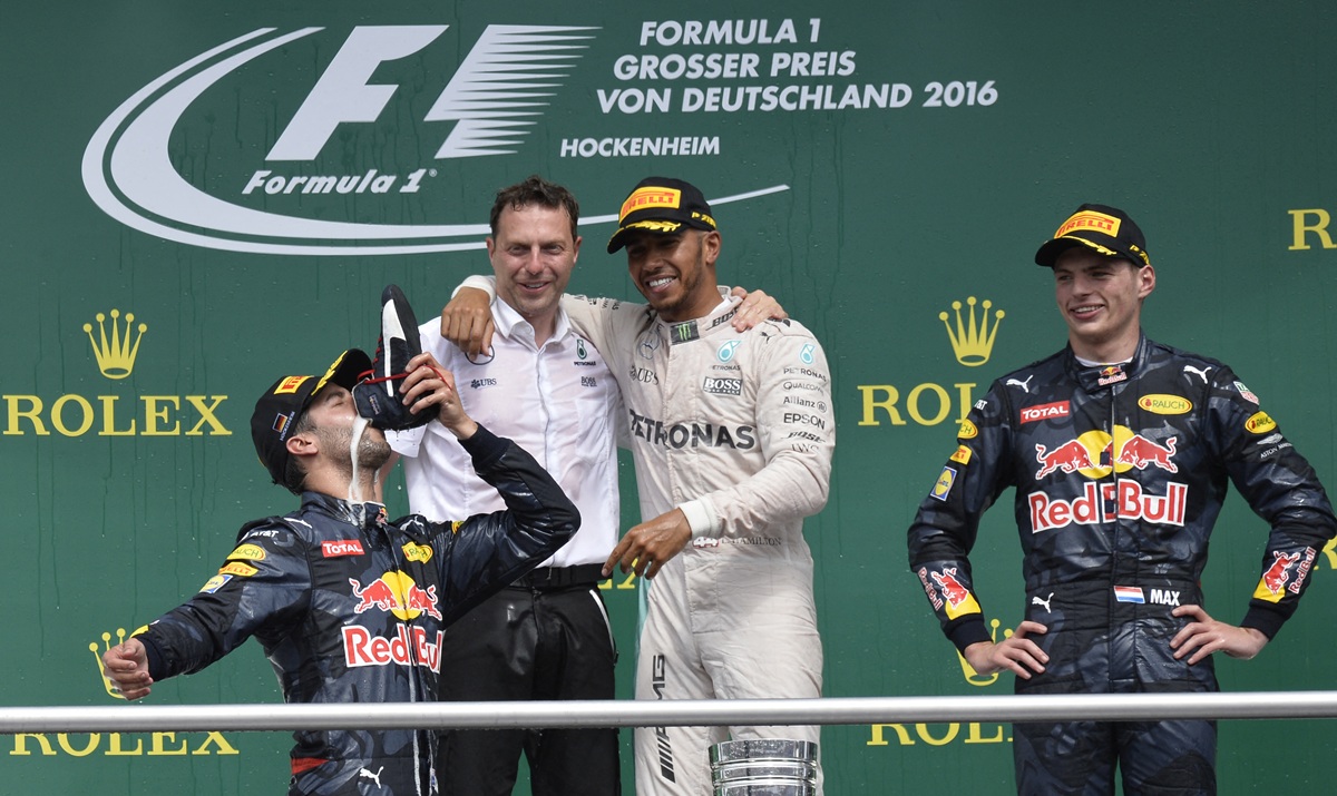 Γιατί οι αθλητές πίνουν από τα… παπούτσια; Η παράξενη παράδοση που έγινε viral