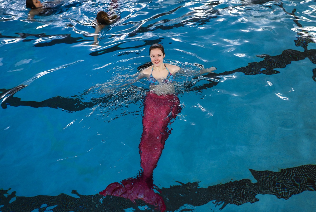 Mermaiding: Το ταξιδιωτικό trend του 2026 που σε κάνει να κολυμπάς σαν… γοργόνα