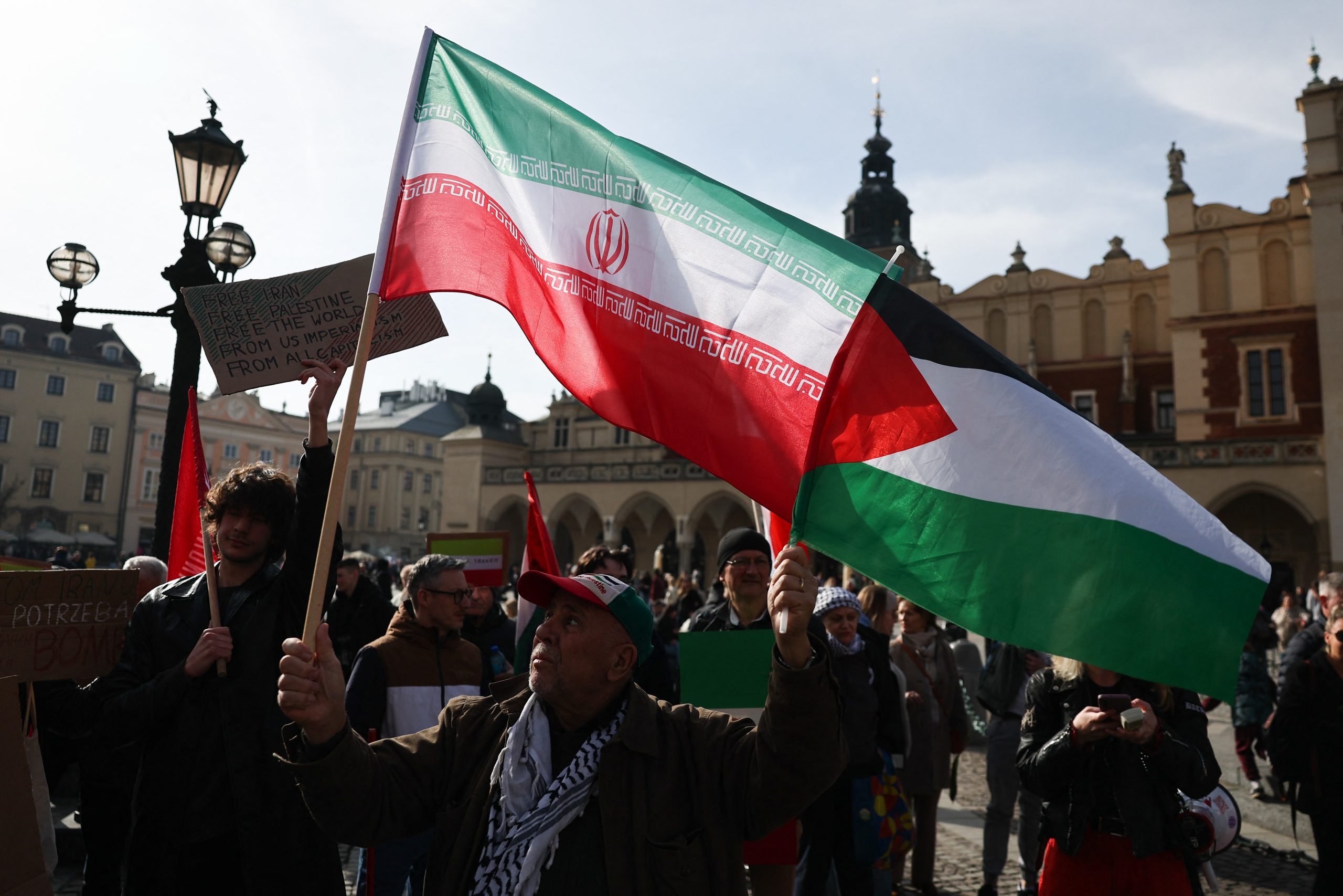Το Ιράν δηλώνει έτοιμο για μακρύ πόλεμο με τις ΗΠΑ
