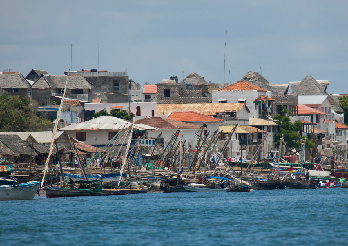 Πώς εγκλωβίστηκαν χιλιάδες πολυτελή αυτοκίνητα σε «παραδεισένιο» νησί της Κένυας;