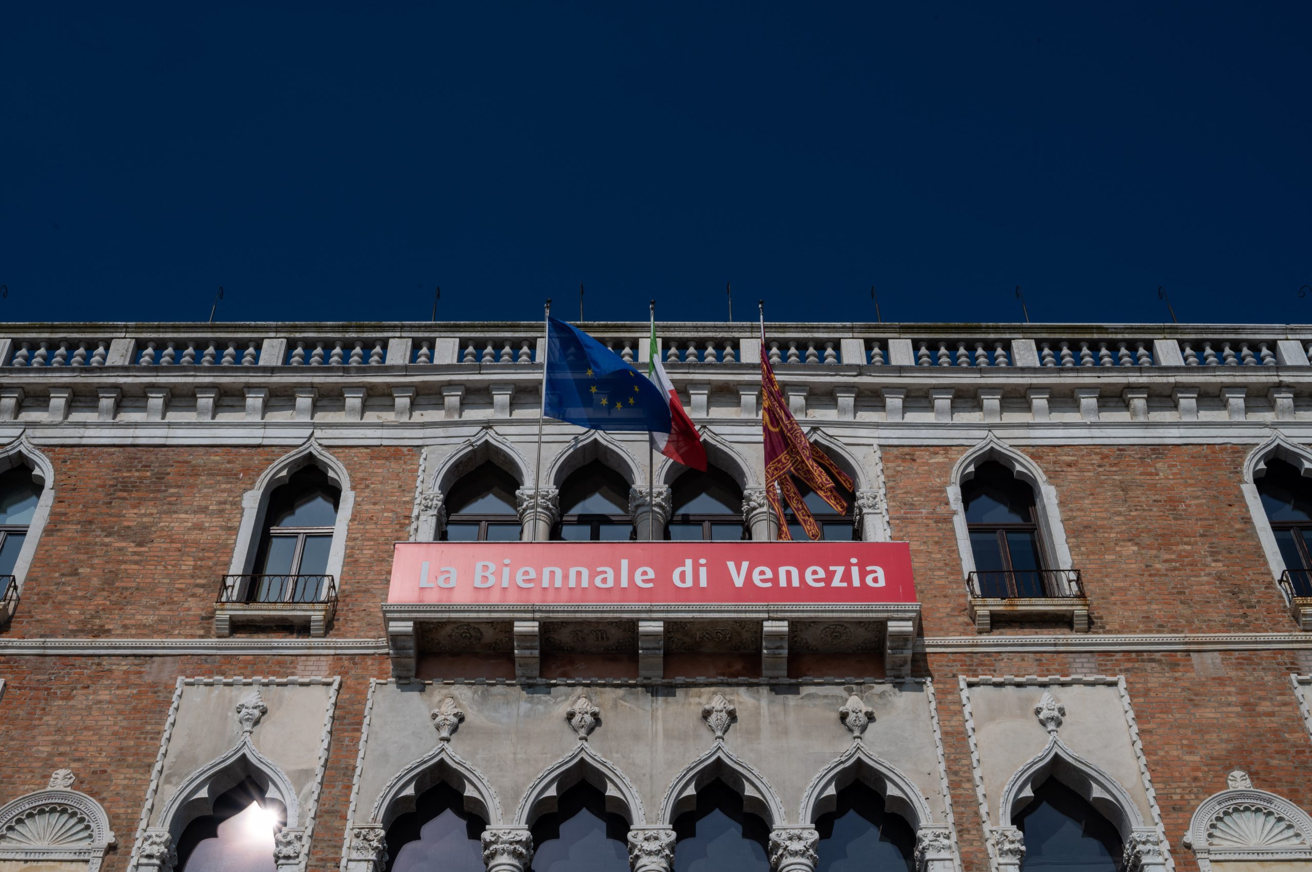 Η ΕΕ καταδικάζει τη συμμετοχή της Ρωσίας στη Μπιενάλε της Βενετίας και απειλεί με κυρώσεις