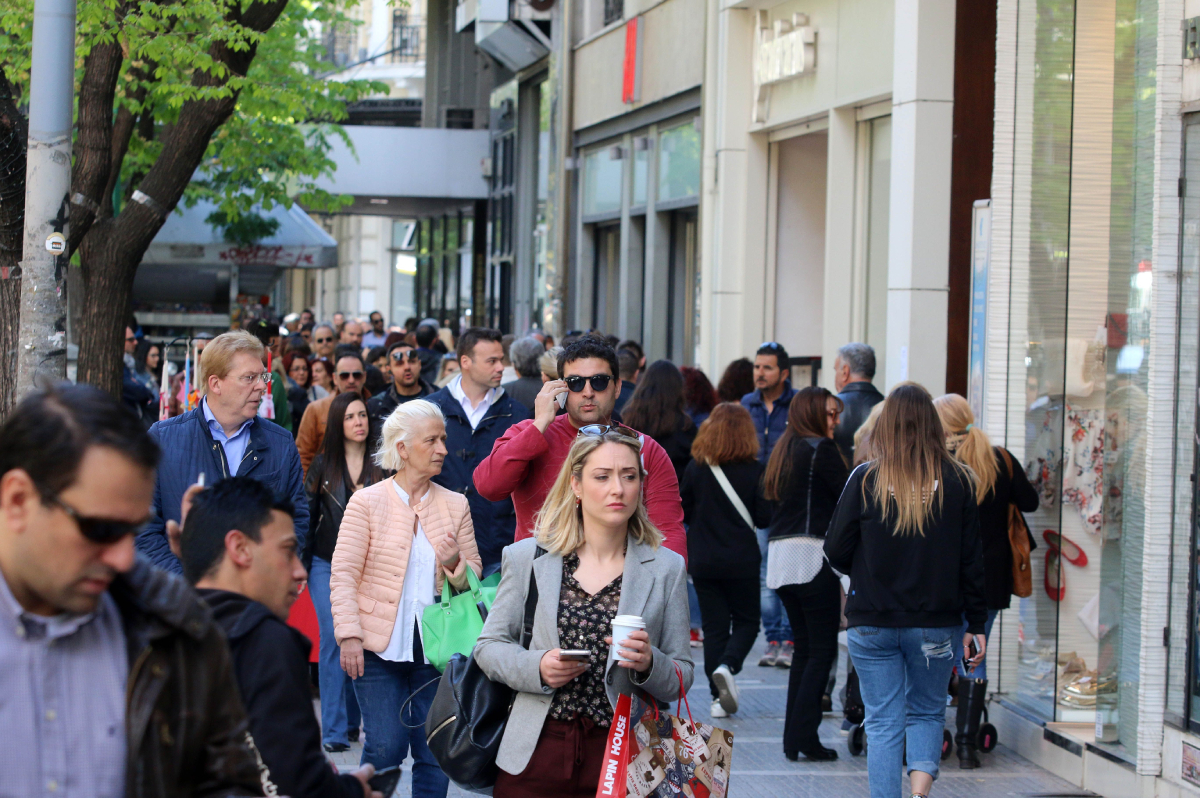 Πότε ξεκινά το πασχαλινό ωράριο και ποια Κυριακή ανοίγουν τα καταστήματα;