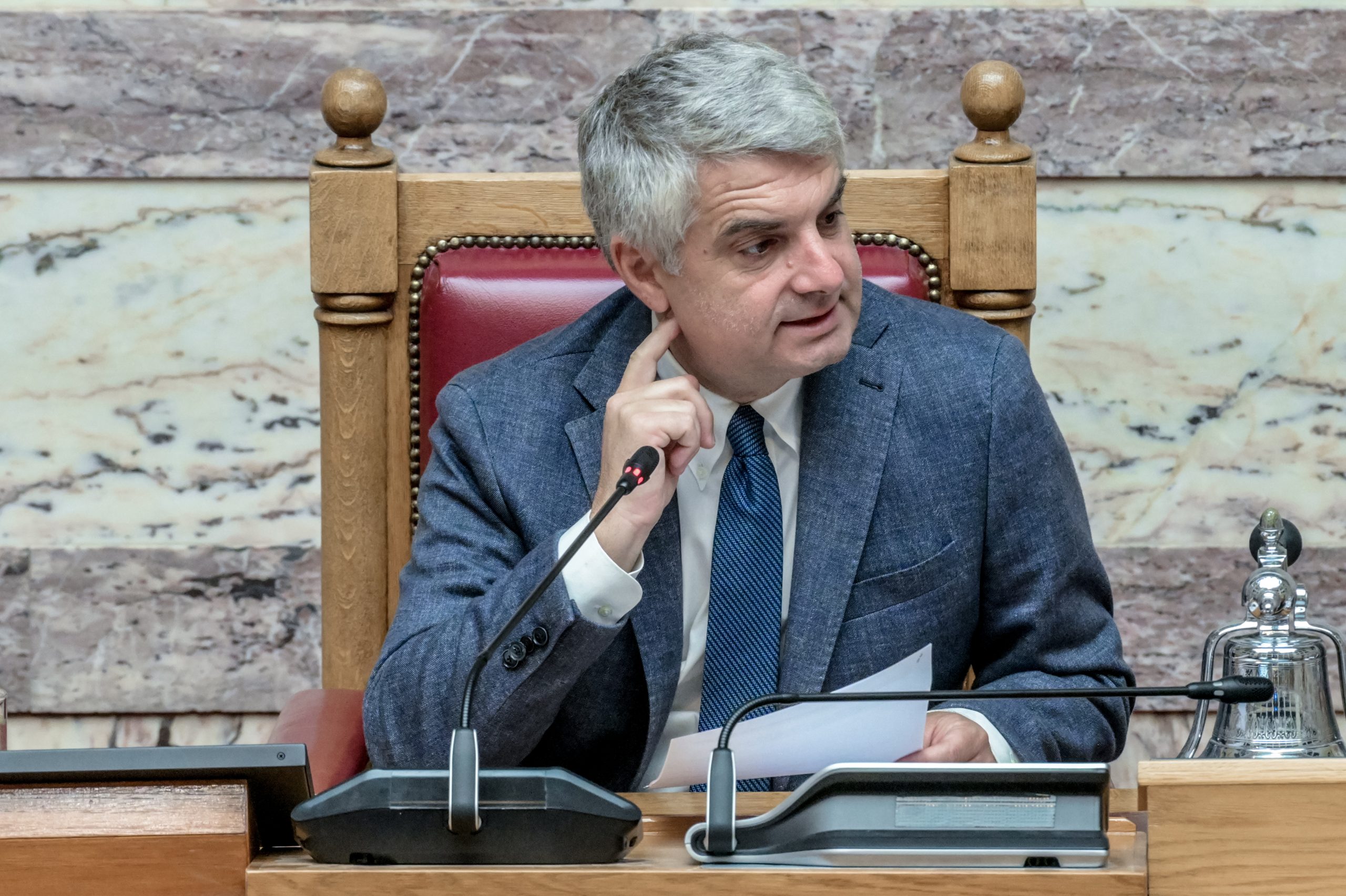 Μετά τη διαγραφή, παραδίδει την έδρα ο Οδυσσέας Κωνσταντινόπουλος