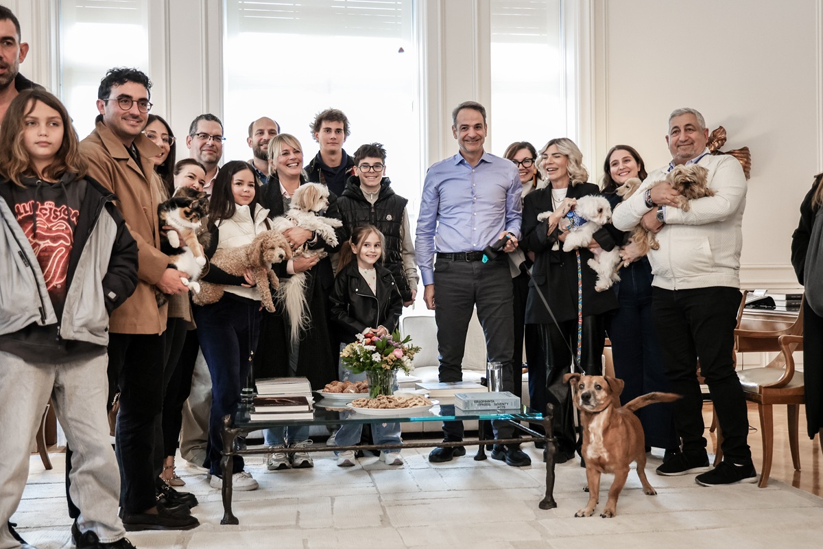 Συνάντηση Μητσοτάκη με Έλληνες που επαναπατρίστηκαν από τη Μέση Ανατολή μαζί με τα κατοικίδιά τους