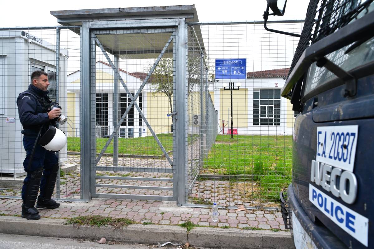 Τέμπη: Με ζητήματα για την αίθουσα ξεκίνησε η μεγάλη δίκη – Στο εδώλιο 36 κατηγορούμενοι [upd]