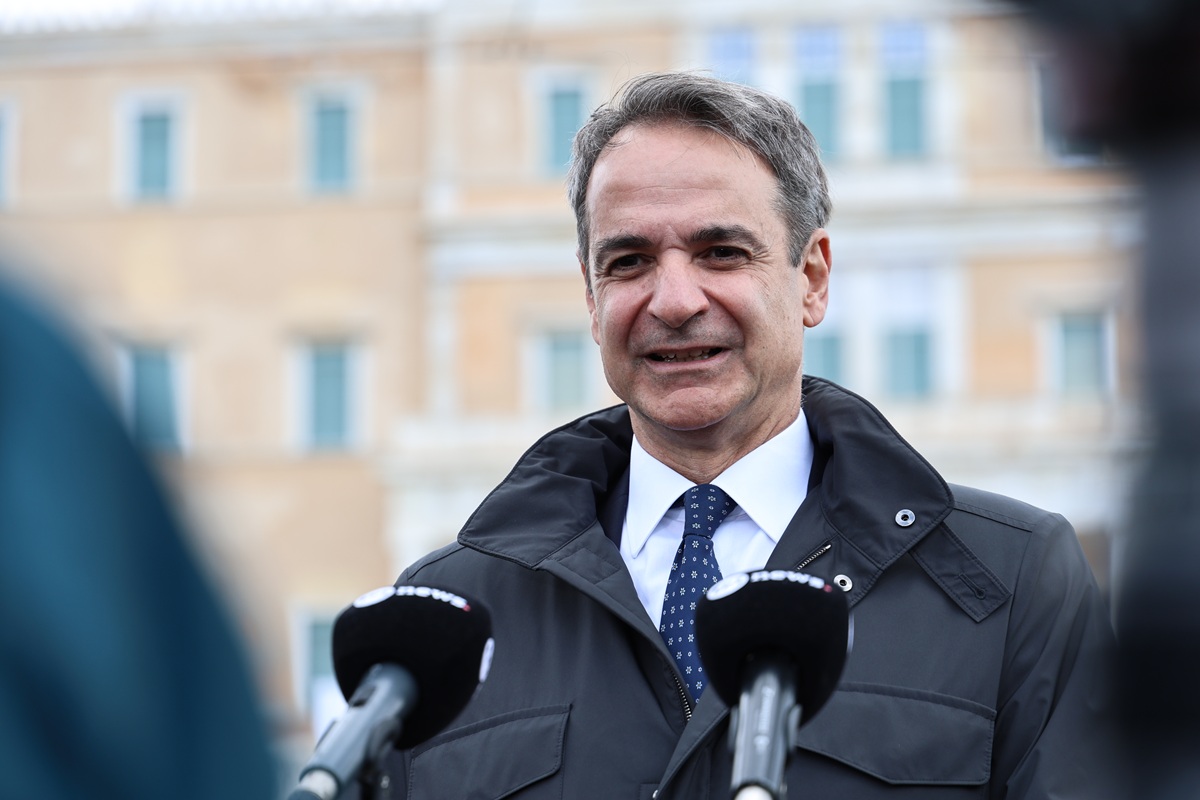 Μητσοτάκης από το Σύνταγμα: «Άνεμος ελπίδας» μετά τη στρατιωτική παρέλαση της 25ης Μαρτίου