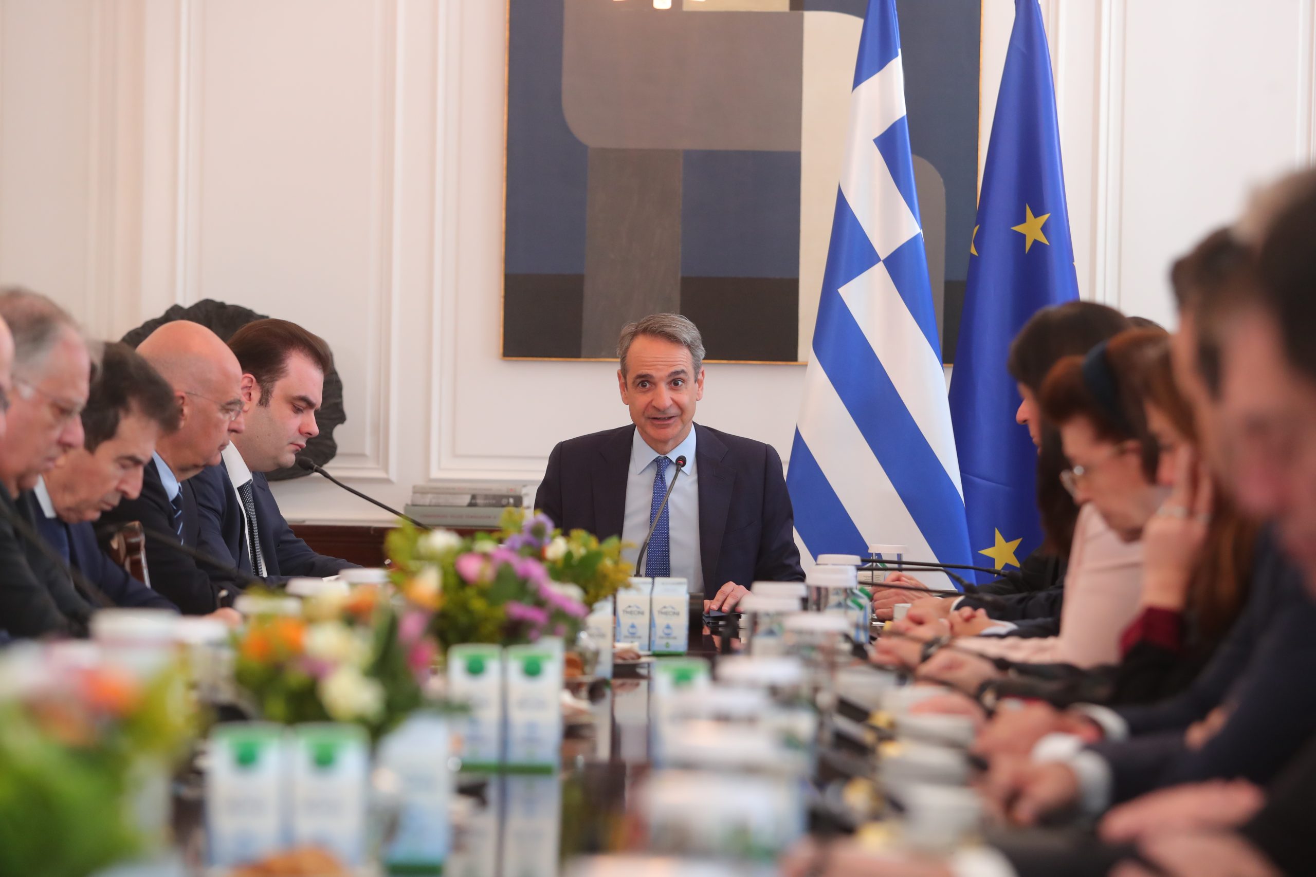 Υπουργικό συμβούλιο: Στα 920 ευρώ ο κατώτατος μισθός – Το «ντόμινο» σε επιδόματα