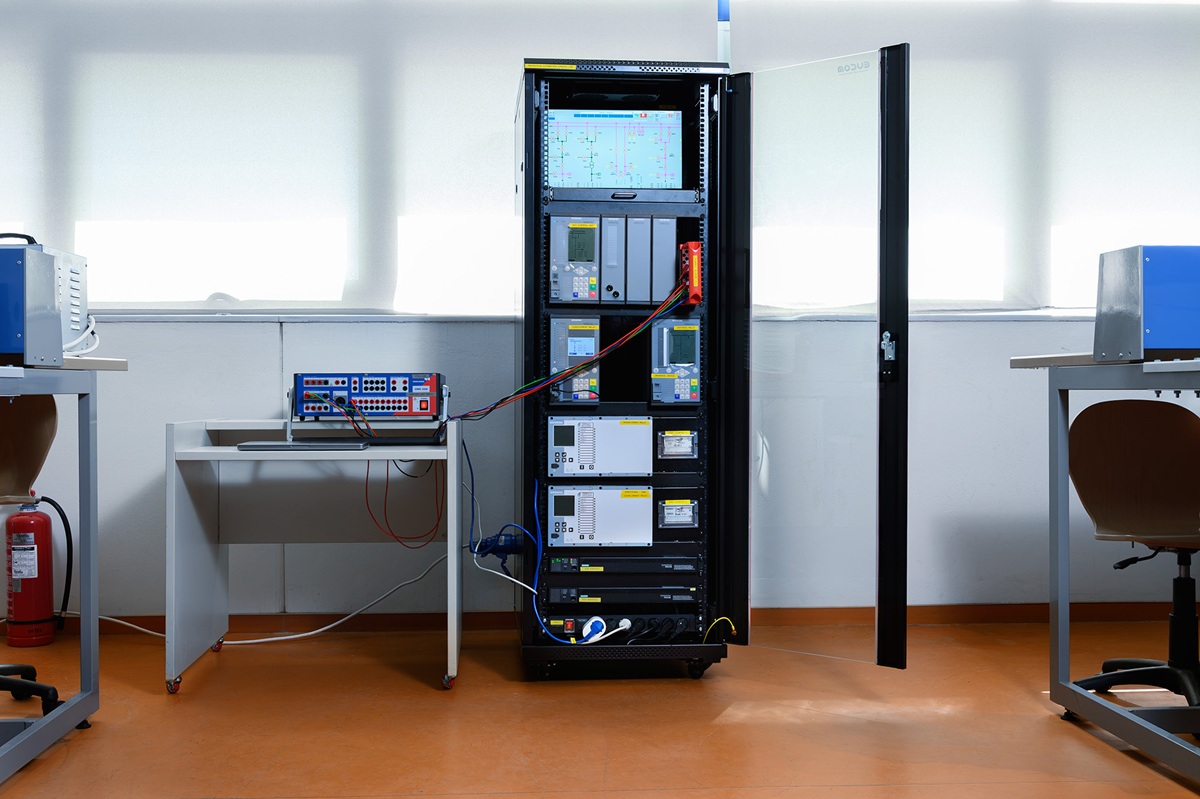 Siemens: Ενισχύει το Εργαστήριο Συστημάτων Ηλεκτρικής Ενέργειας του ΕΜΠ με εξοπλισμό προηγμένων ψηφιακών ηλεκτρονόμων και SCADA