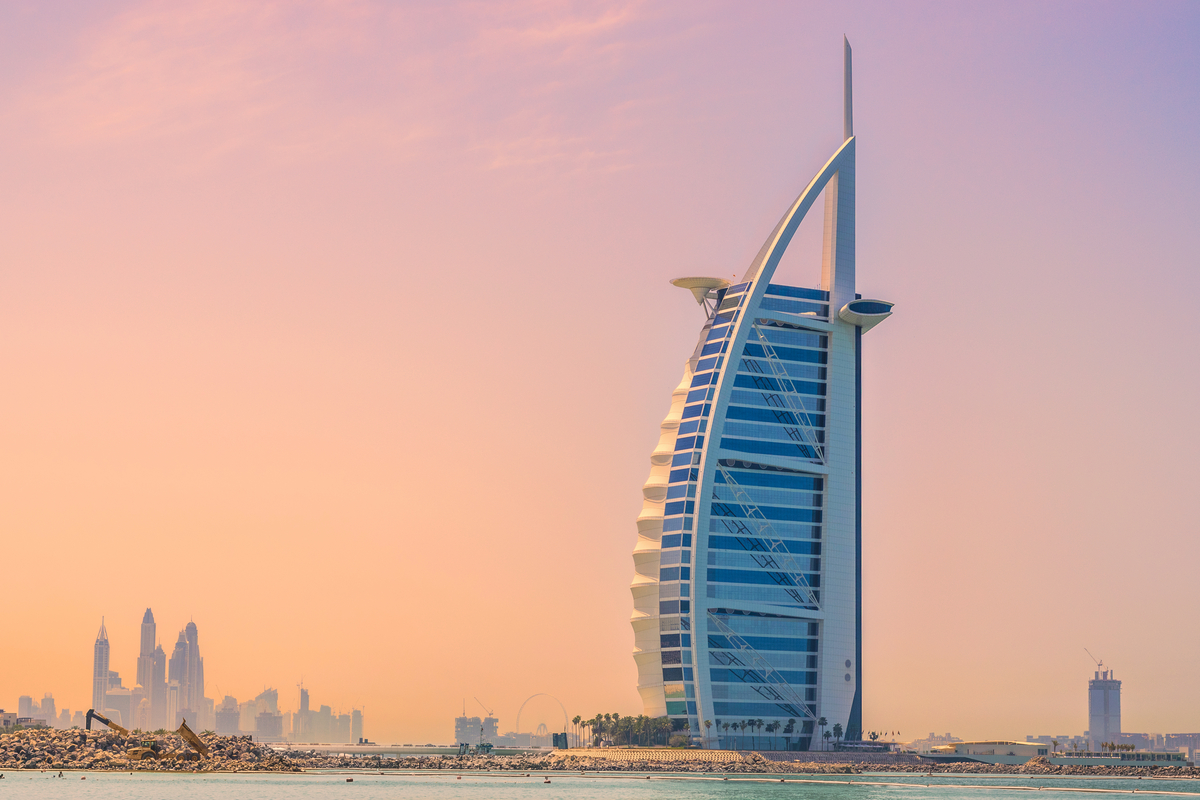 Πόλεμος και ακυρώσεις πτήσεων πιέζουν τον τουρισμό στο Ντουμπάι – Τα πολυτελή ξενοδοχεία ρίχνουν τιμές