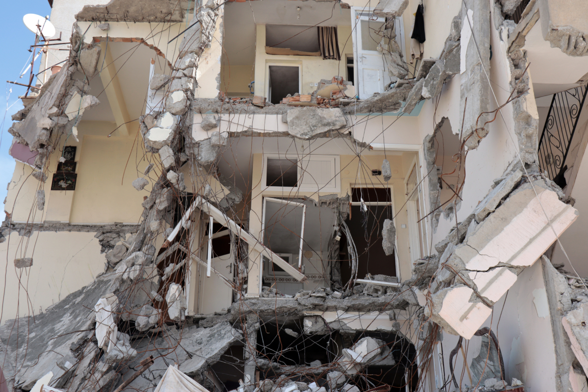 Κατέρρευσαν δύο κτίρια στην Κωνσταντινούπολη μετά από έκρηξη – Σε εξέλιξη οι επιχειρήσεις διάσωσης