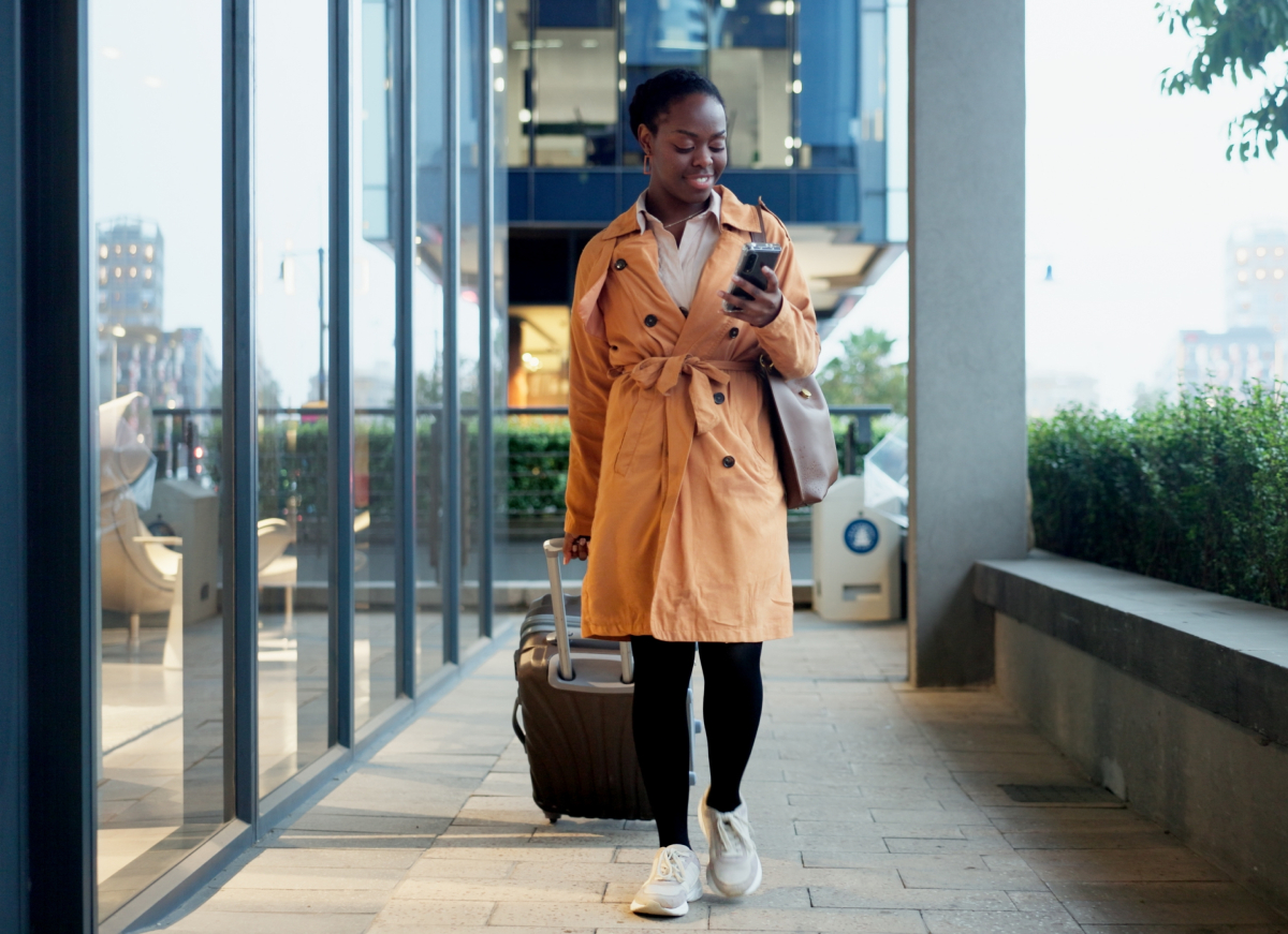 Ταξίδια και Τεχνητή Νοημοσύνη: Οι ταξιδιώτες στρέφονται σε AI αλλά οι προκλήσεις παραμένουν