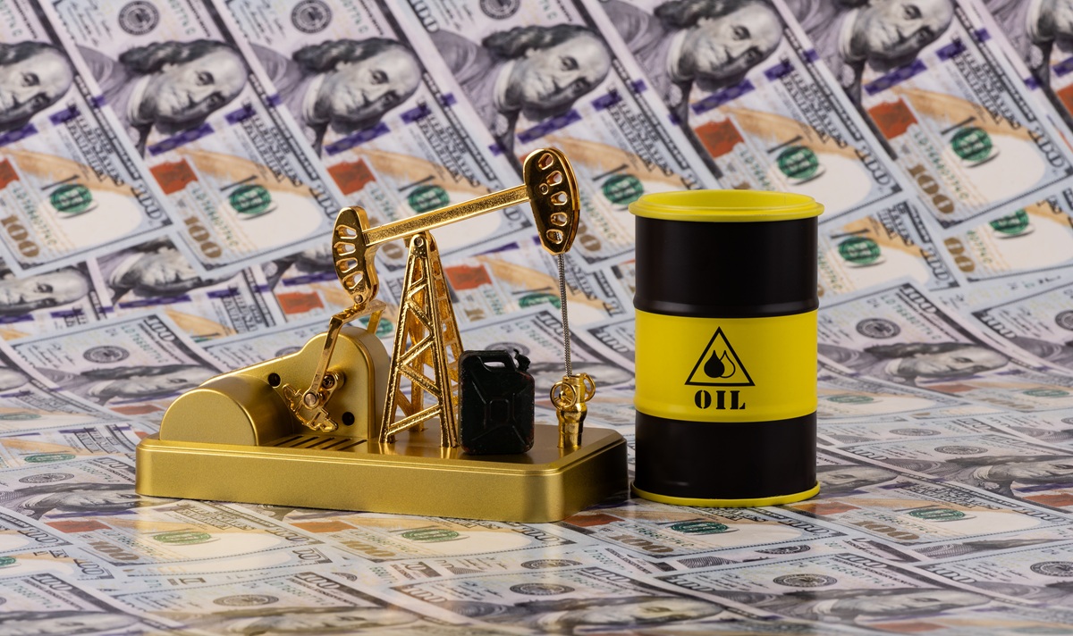 Τέλος τα πετροδόλαρα; Η Deutsche Bank προειδοποιεί για «τέλεια καταιγίδα» λόγω Μέσης Ανατολής