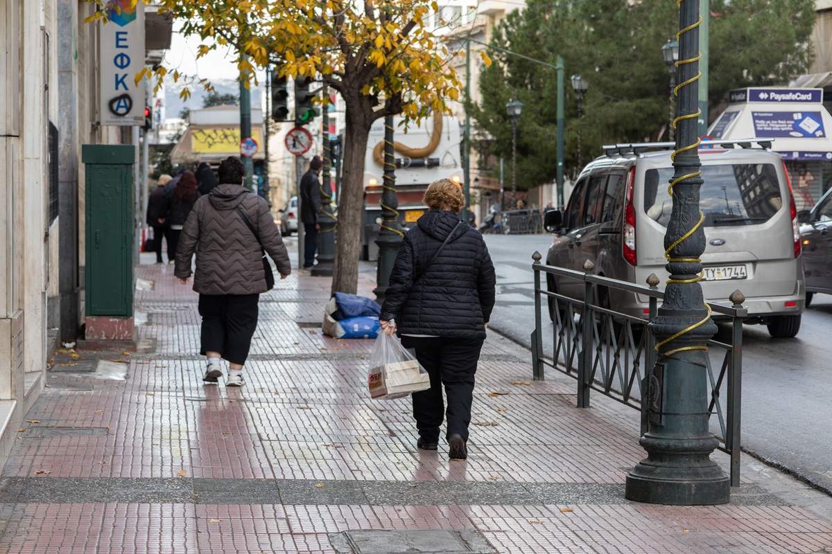 Φτώχεια στην Ελλάδα: 1 στους 7 ανθρώπους στερείται βασικά αγαθά και υπηρεσίες
