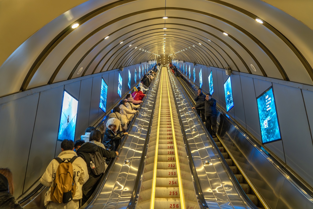 21 λεπτά σε κυλιόμενες σκάλες: Το έργο-μαμούθ στην Κίνα