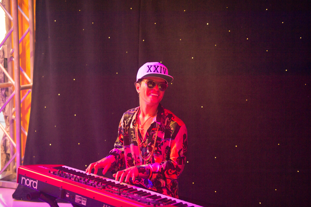 Μπρούνο Μαρς: Το νέο άλμπουμ «The Romantic» έκανε ντεμπούτο στο Νο.1 του Billboard 200