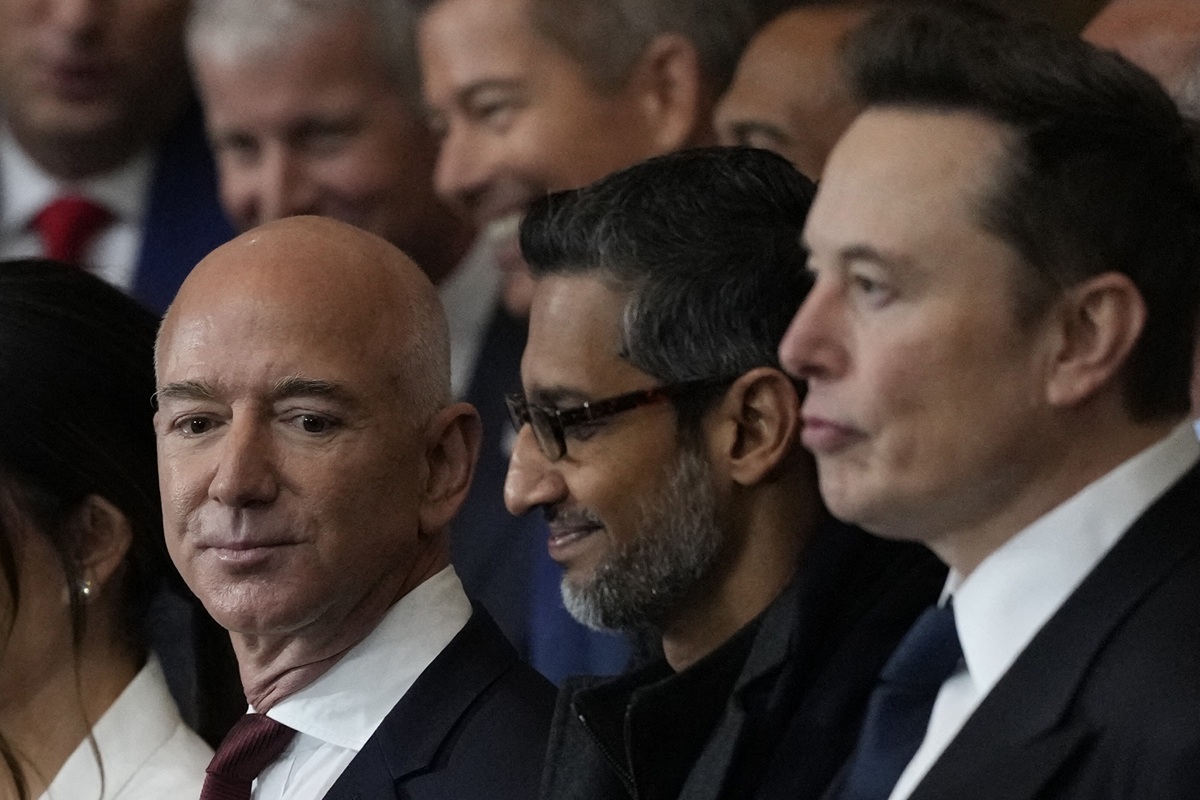 Μασκ εναντίον Μπέζος: Η μάχη για τη Σελήνη και το μέλλον της Τεχνητής Νοημοσύνης στο διάστημα