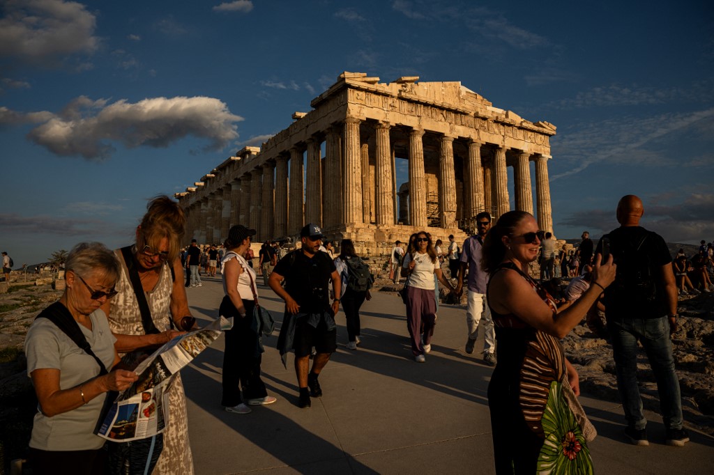 Η σιωπηλή προειδοποίηση της Barclays για τον ελληνικό τουρισμό