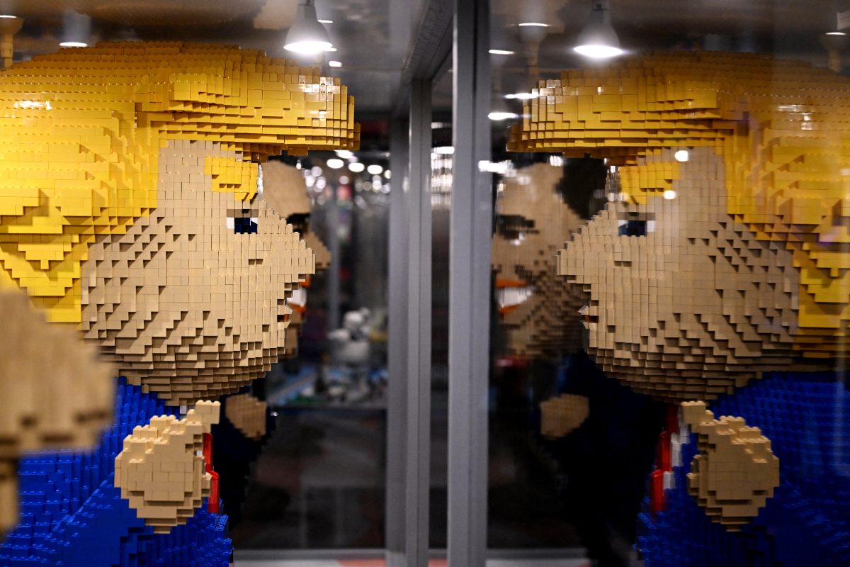 YouTube: «Κατέβασε» κανάλι υπέρ του Ιράν με βίντεο AI τύπου Lego που σατίριζαν τον Τραμπ