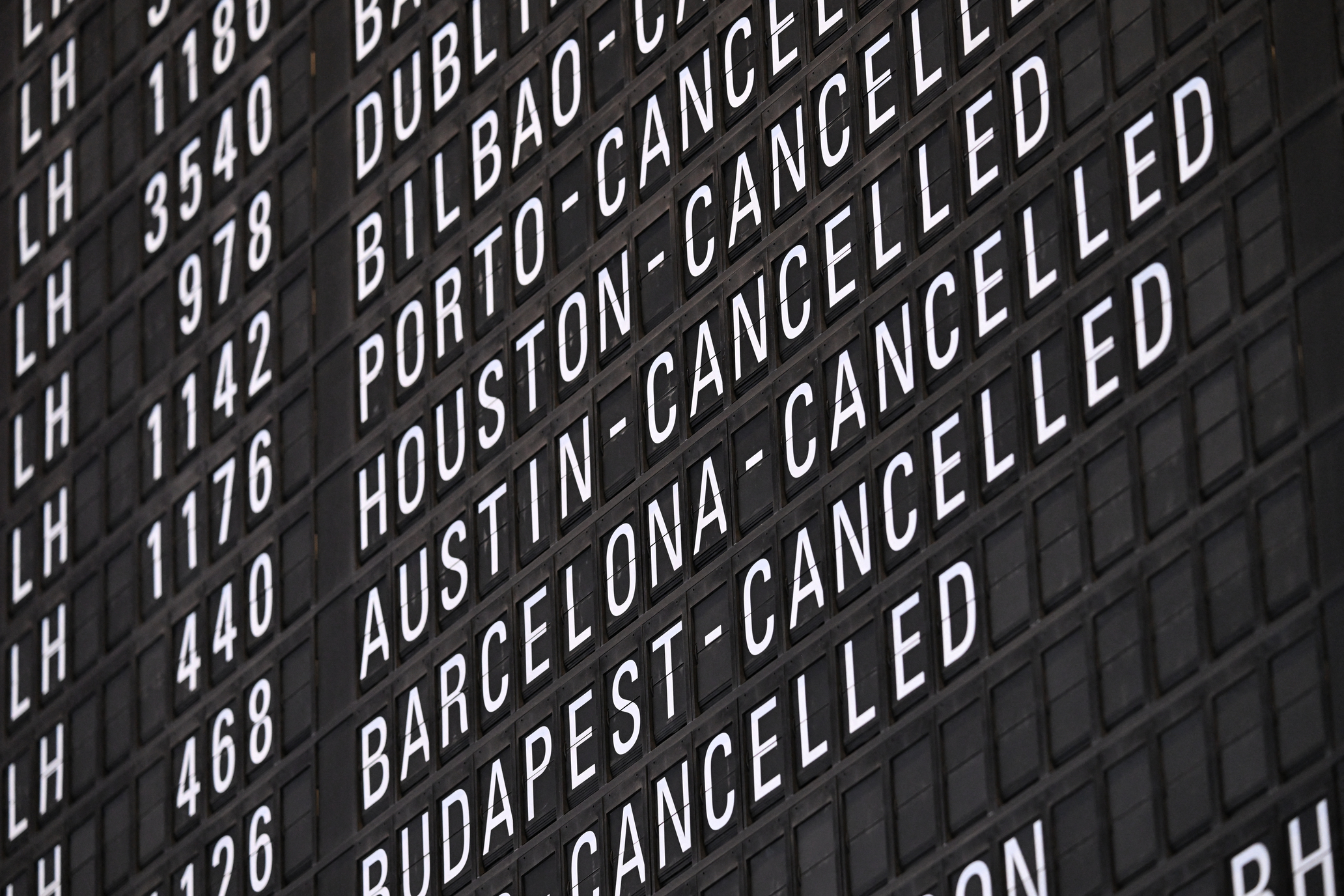 Η κρίση στα καύσιμα «καθηλώνει» τις πτήσεις: Ακυρώσεις και ακριβότερα εισιτήρια σε όλο τον κόσμο