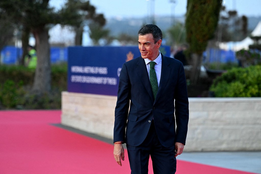 Ενέργεια: «Φορολογήστε τα υπερκέρδη τώρα» – Ο Σάντσεθ πιέζει την ΕΕ και «απαντά» στον Τραμπ