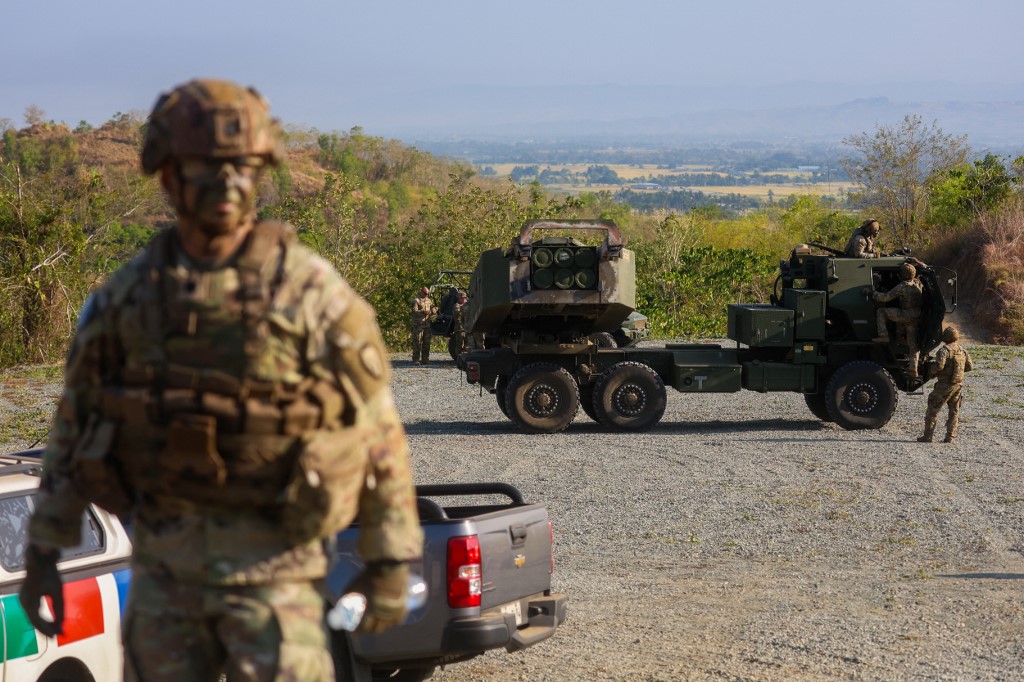 Ιαπωνία: Τέλος στον μεταπολεμικό αυτοπεριορισμό – Ανοίγει τον δρόμο για εξαγωγές όπλων