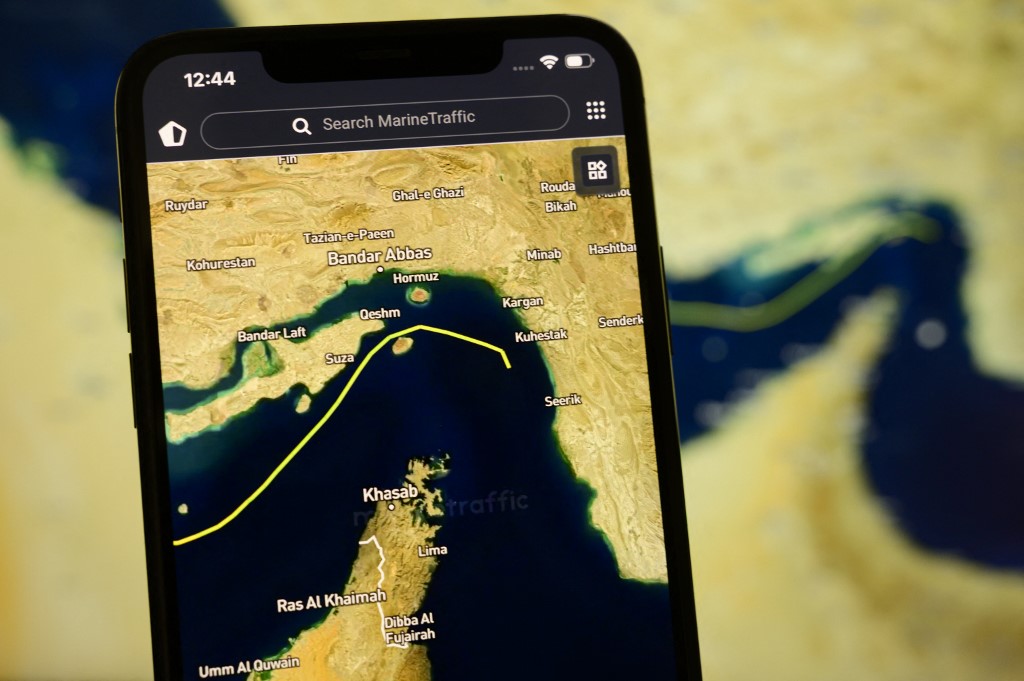 Μέση Ανατολή: Εκεχειρία με… αστερίσκους – Το Ιράν «καθοδηγεί» τη ναυσιπλοΐα και ο Τραμπ απειλεί