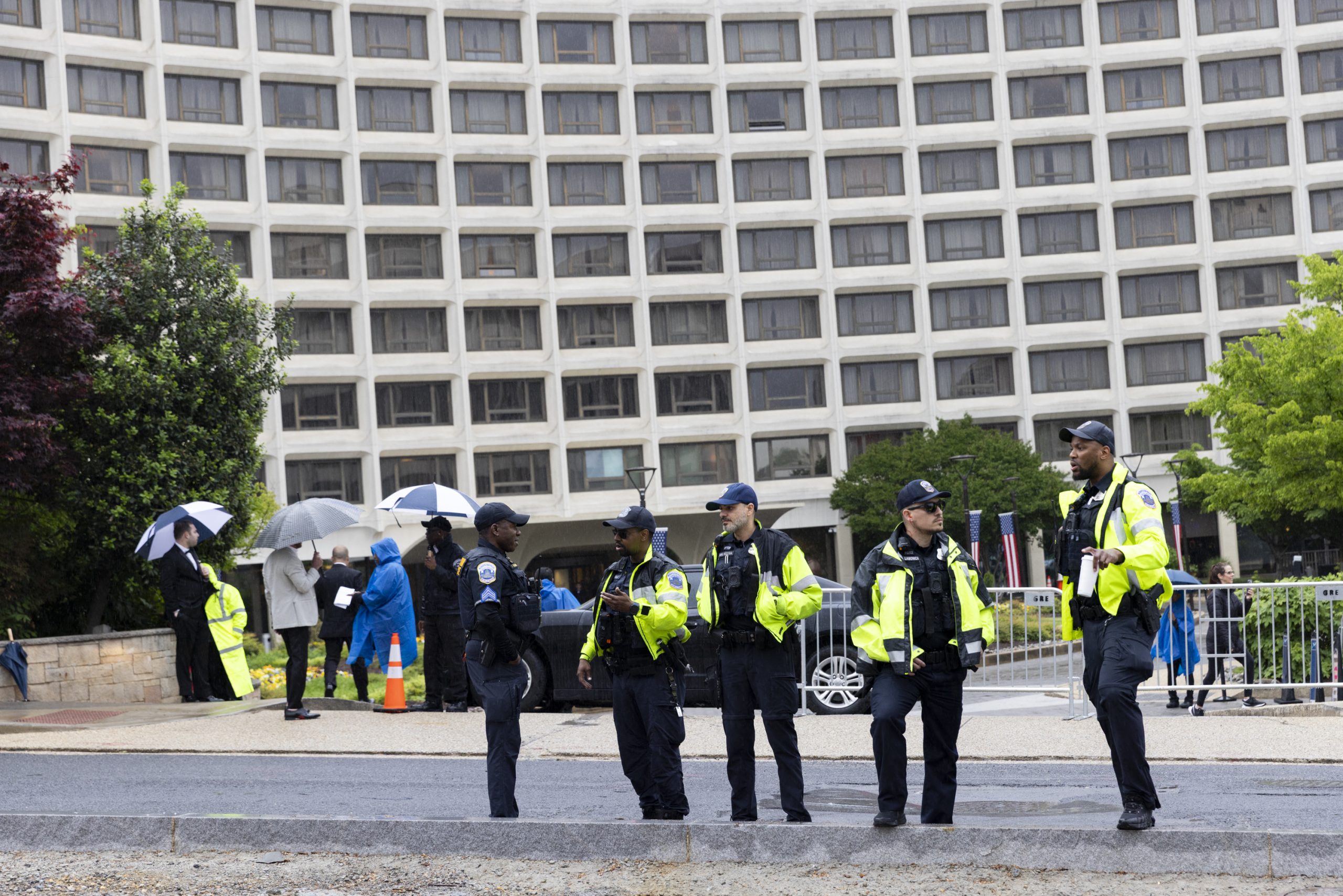 Πυροβολισμοί στο δείπνο του Λευκού Οίκου: Σενάριο στοχευμένης επίθεσης κατά αξιωματούχων της κυβέρνησης Τραμπ
